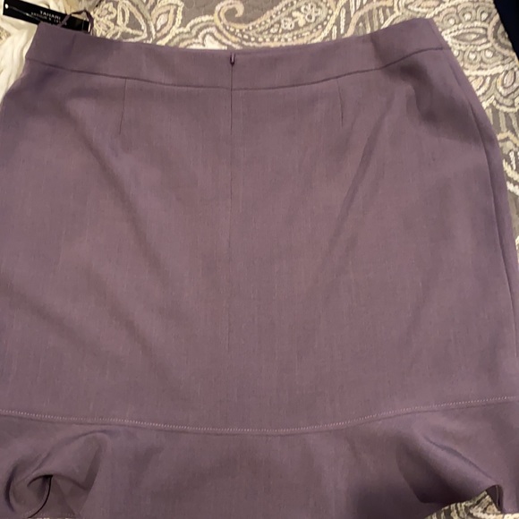 Ladies Tahari pencil skirt w ruffle - Picture 2 of 6